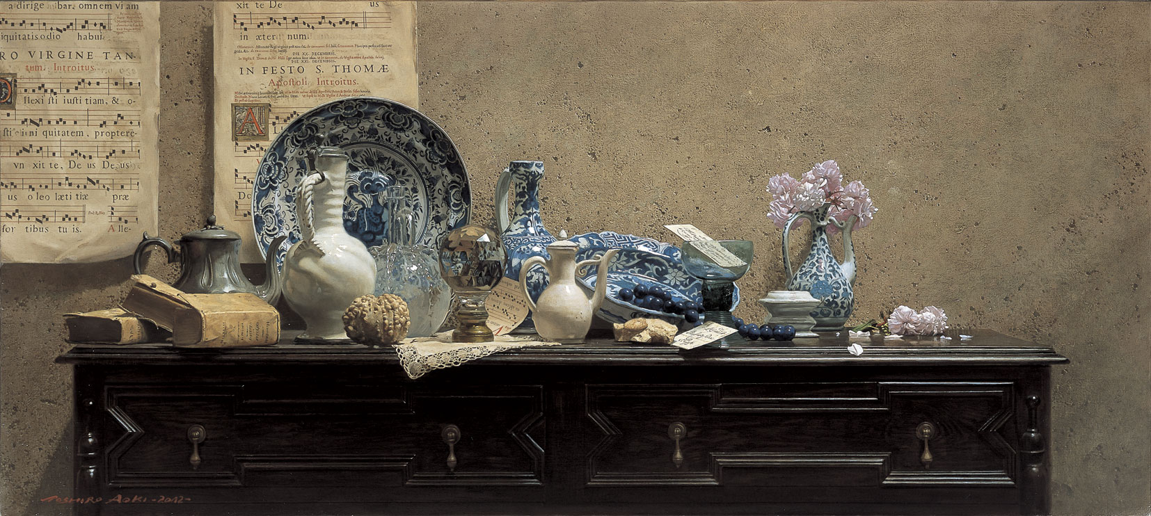 青木敏郎《白デルフトと染付の焼物の静物》2012年 ホキ美術館 | 絵画を 
